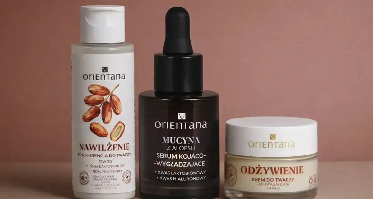 Zestaw kosmetyków Orientana: tonik z kwasem laktobionowym, serum kojąco-wygładzające z kwasem laktobionowym i krem odżywczy.
