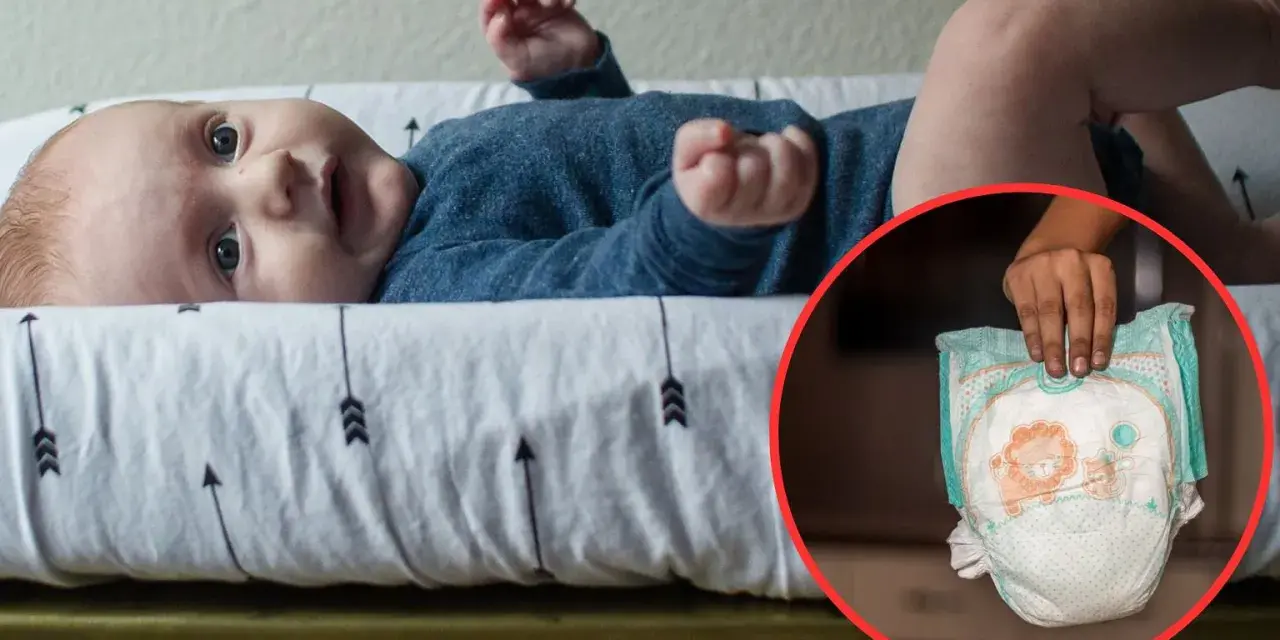 Niemowlę na przewijaku, obok pieluszka. Czas na zmianę pieluszki na większą?