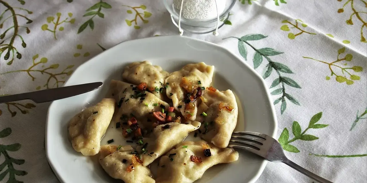 Pyszne pierogi z boczkiem i cebulką, gotowe do jedzenia. Idealny przepis na obiad.