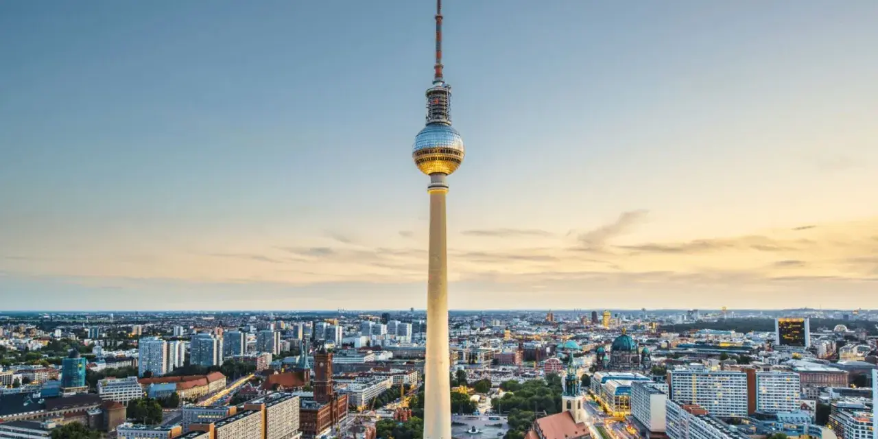 Fernsehturm ragt über Berlin auf. Ein perfekter Ort für Sightseeing Berlin bei Sonnenuntergang.