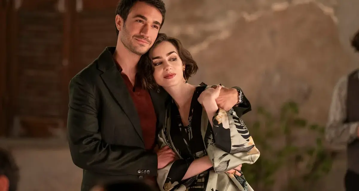 Eugenio Franceschini abbraccia teneramente la sua moglie, un momento di intimità in un contesto elegante.