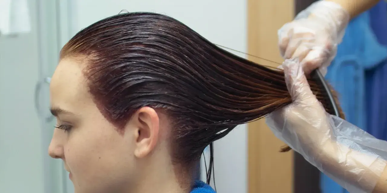 Haare färben in der Schwangerschaft: Bedenkenlos? Der Fakten-Check