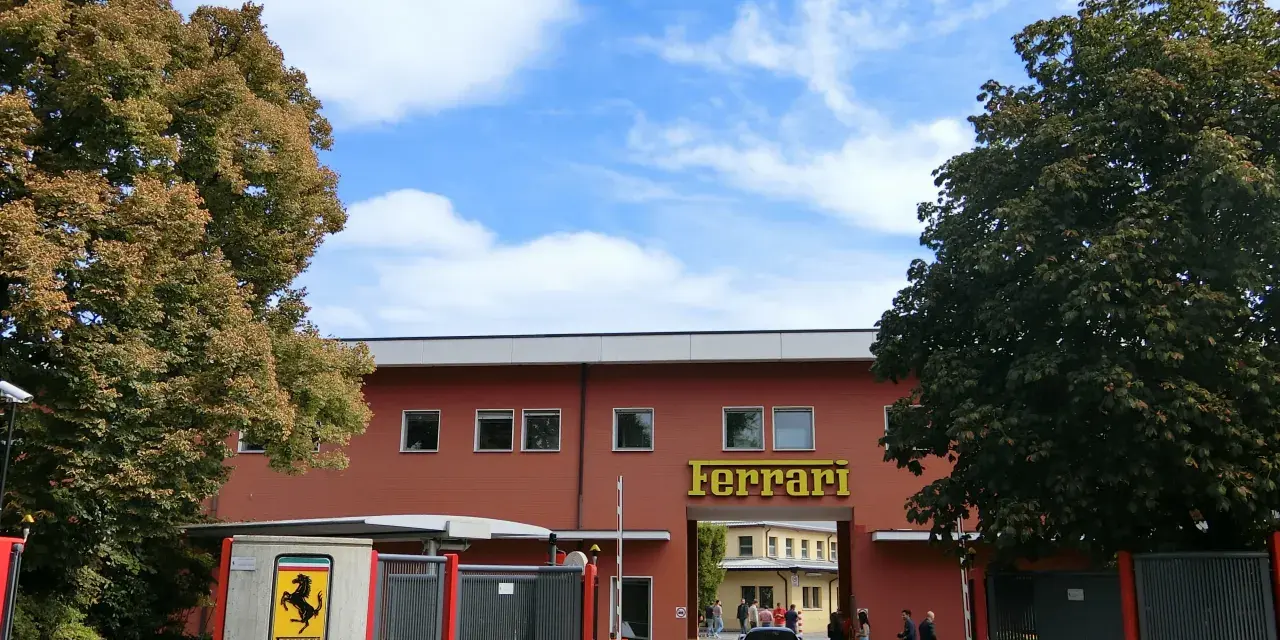 Scuderia Ferrari – co to znaczy i dlaczego jest tak ważna w F1?