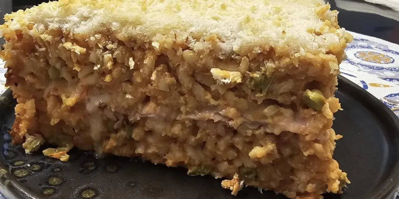 Una fetta di riso al forno, stratificato e dorato, con una crosta croccante di pangrattato.