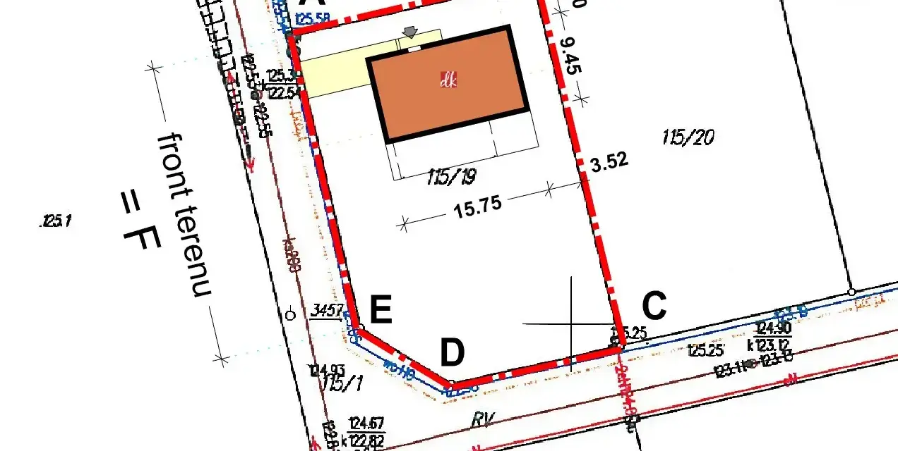 Plan działki z zaznaczonym budynkiem i wymiarami. Określenie "zmiana warunków zabudowy ile trwa" może być związane z analizą tego typu dokumentacji.