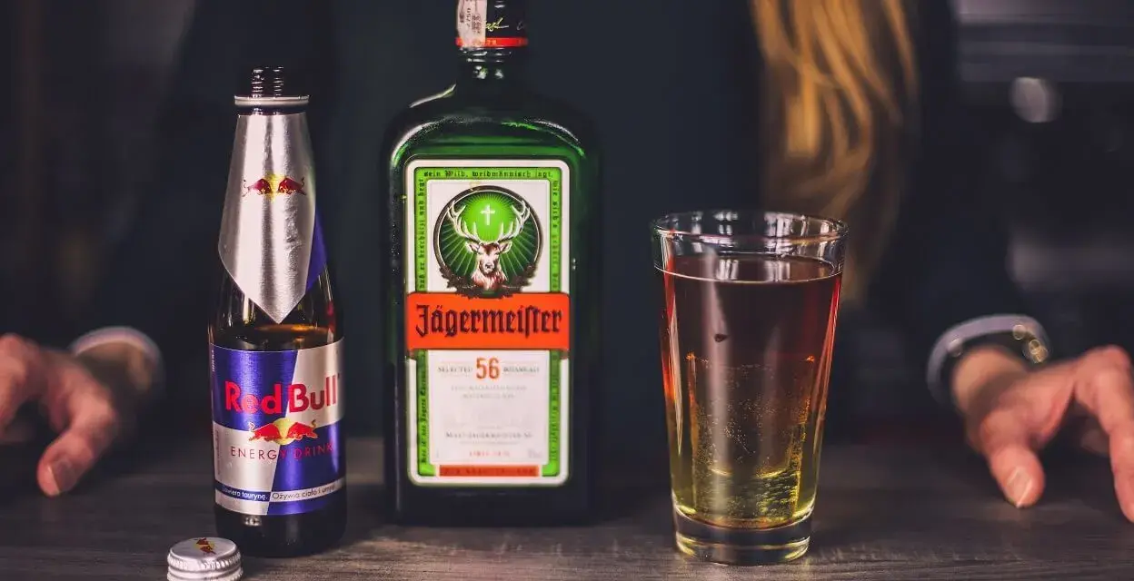 Butelka Jägermeistera, Red Bulla i szklanka z drinkiem. Czy jagermeister to whisky? Nie, to ziołowy likier.