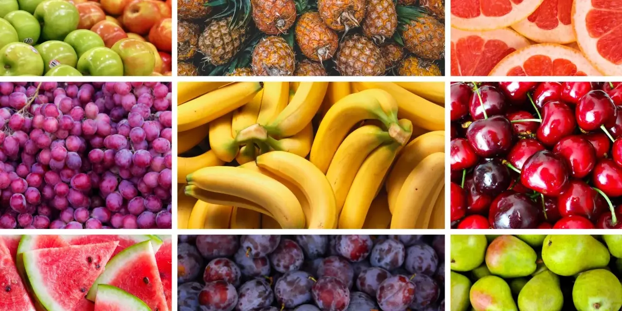 En färgsprakande blandning av c vitamin frukt: äpplen, ananas, grapefrukt, vindruvor, bananer, körsbär, vattenmelon och plommon.