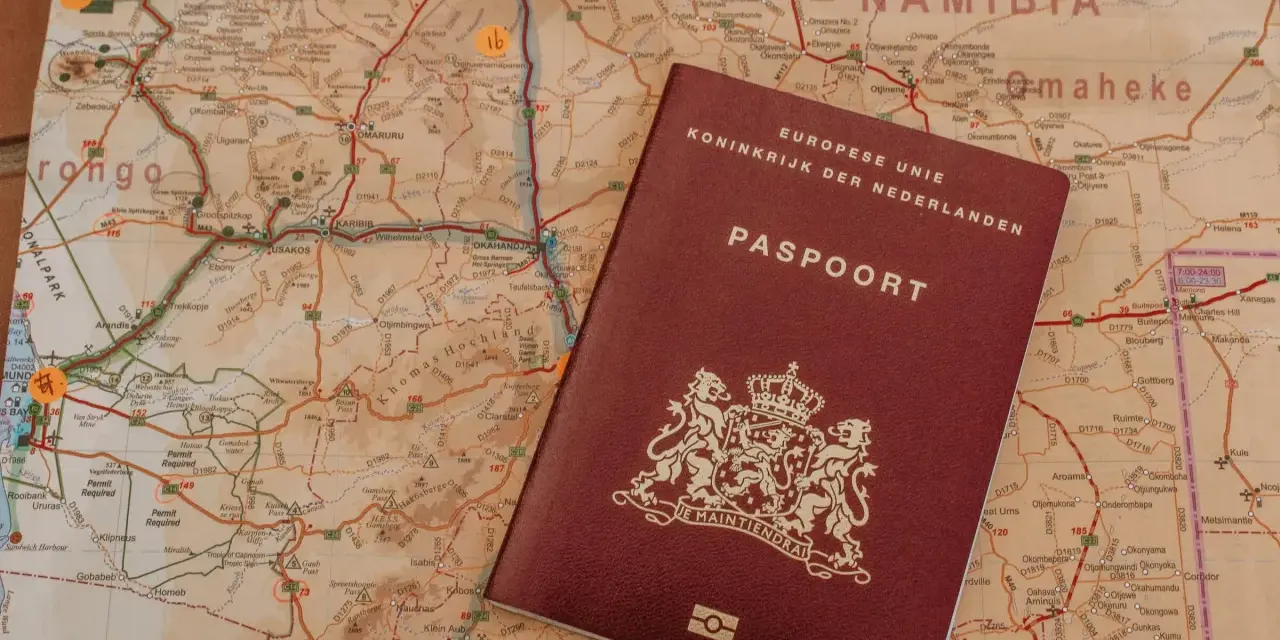 Paszport Holenderski na mapie Namibii. Planujesz podróż do Namibii? Ten paszport to klucz do Twojej przygody.