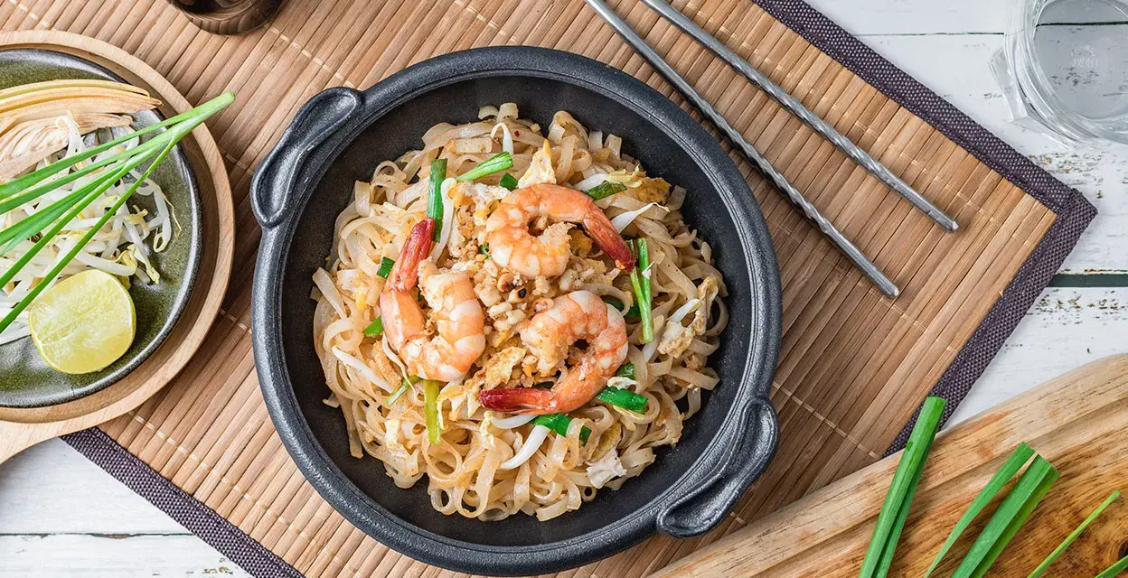 Jak jeść Pad Thai: Sztuczki i etykieta, które musisz znać