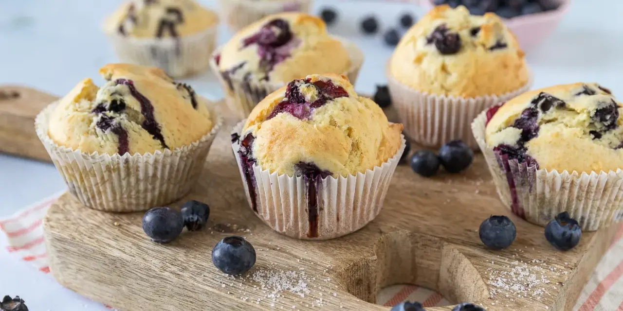 Leckeres Blaubeermuffin Rezept: Saftige Muffins mit frischen Blaubeeren, perfekt für den Nachmittagskaffee.