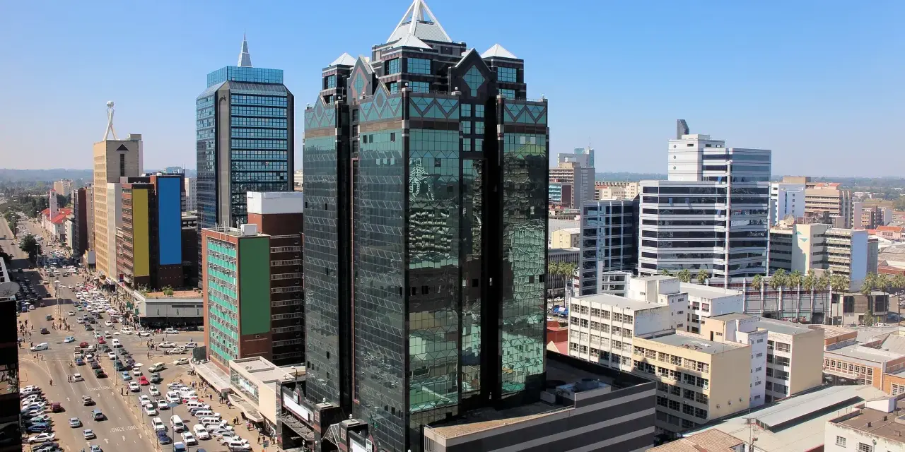 Harare, stolica Zimbabwe, zdominowana przez nowoczesne wieżowce i ruchliwe ulice pełne samochodów.