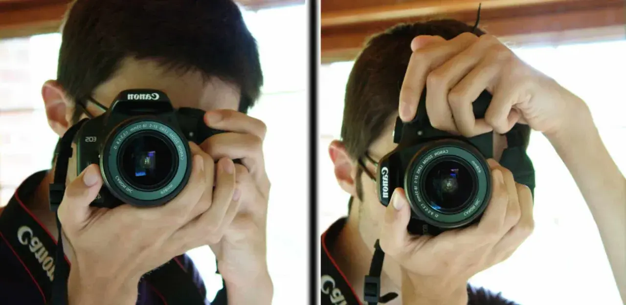 Un jeune homme apprend à photographier, tenant un appareil Canon pour capturer son reflet.