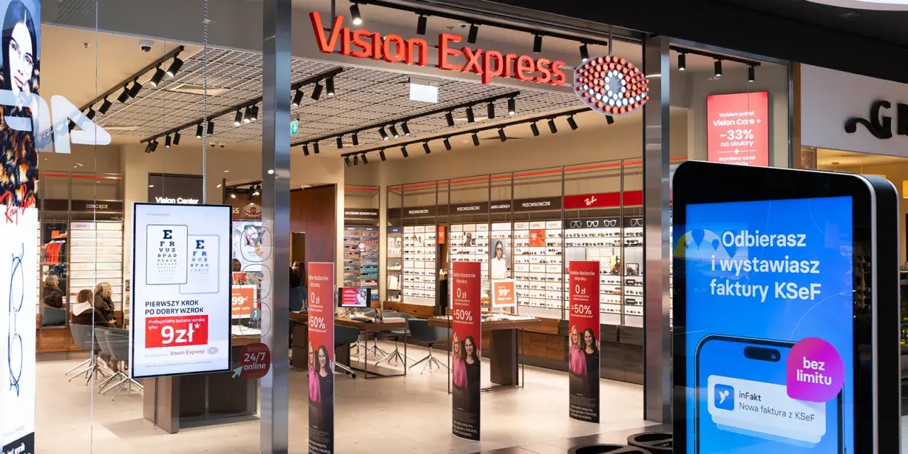 Sklep Vision Express z ekspozycją okularów i ekranem informacyjnym.