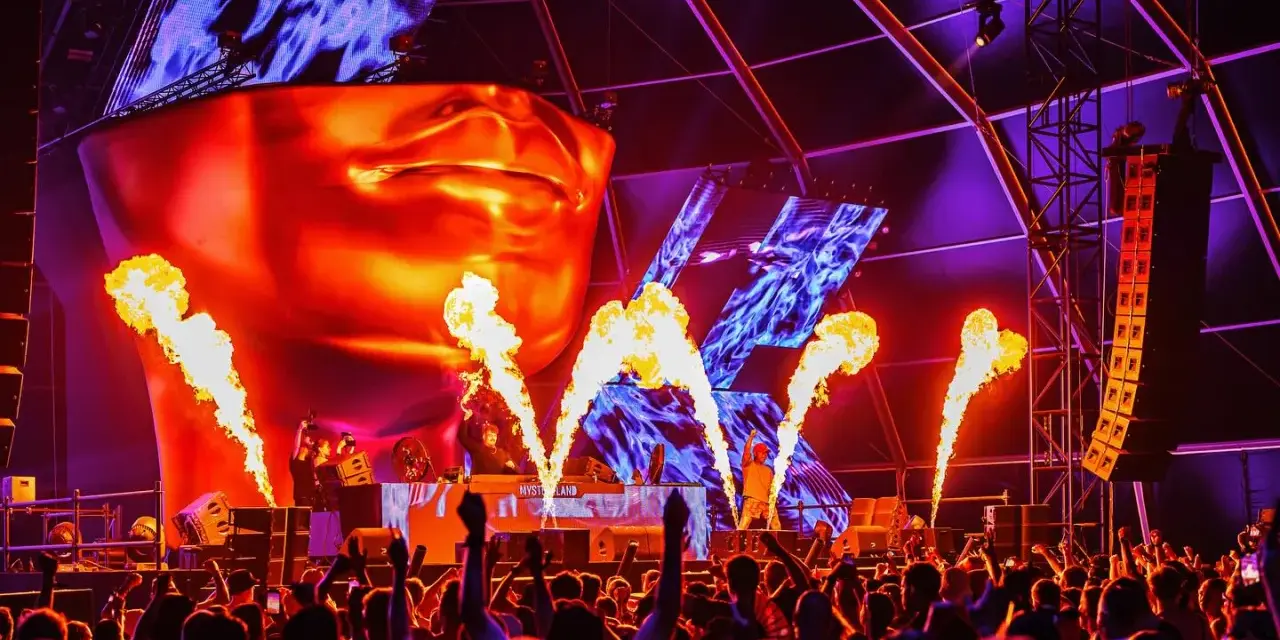 Płomienie buchają na scenie podczas jednego z największych festiwali techno na świecie. Tłum szaleje w rytm muzyki.