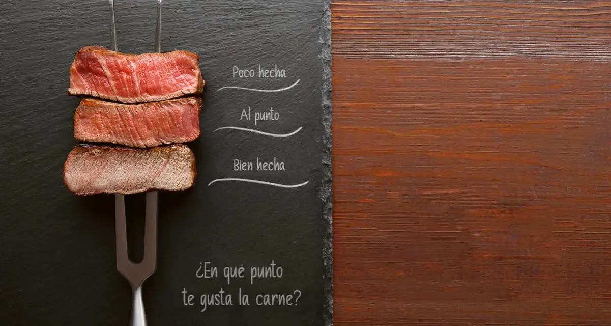 Filete de ternera en un tenedor, mostrando diferentes puntos de cocción: poco hecha, al punto y bien hecha.