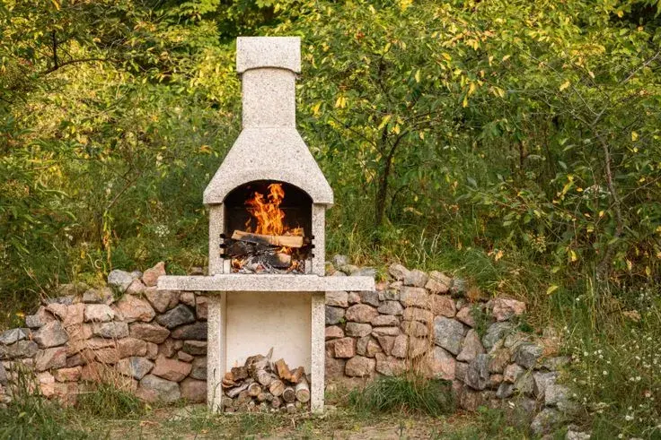 Grill z kamienia polnego: Projekty, budowa krok po kroku i koszty