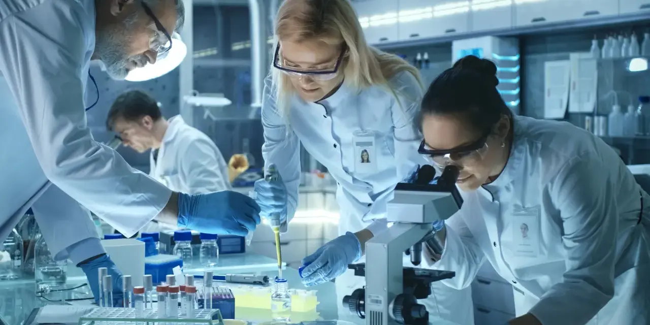 Naukowcy w laboratorium kryminalistycznym pracują nad próbkami. Zastanawiasz się, ile zarabia osoba w laboratorium kryminalistycznym?