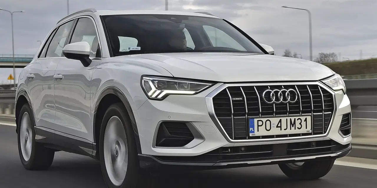 Białe Audi Q3 w ruchu drogowym. Sprawdź aktualną audi q3 cena i ofertę.