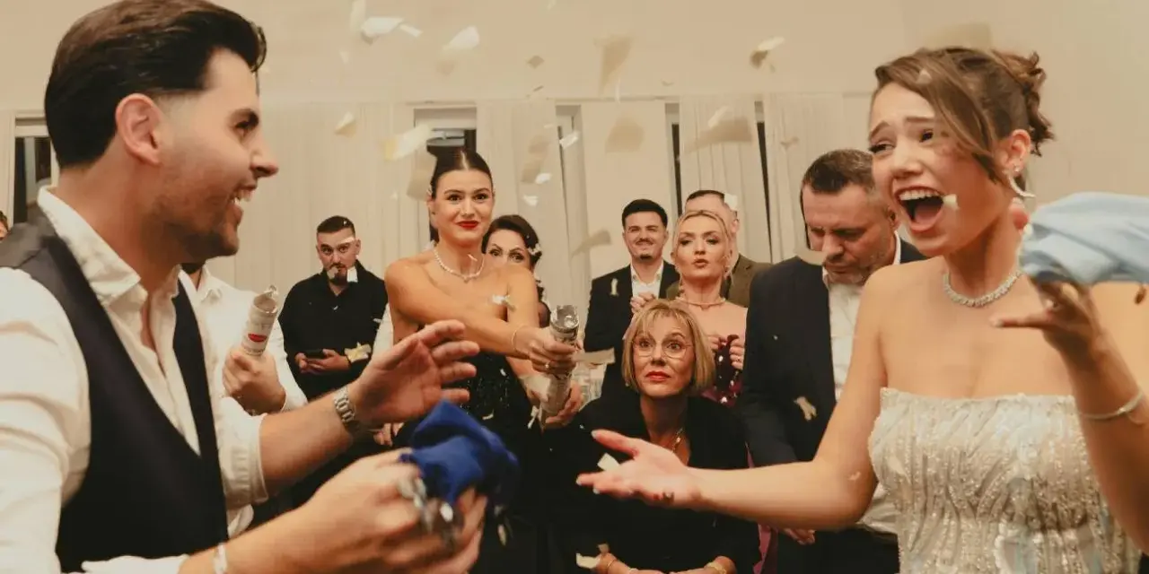 Wesele w pełni! Goście sypią konfetti, a młoda para cieszy się chwilą. Czy osoba towarzysząca daje prezent na wesele?