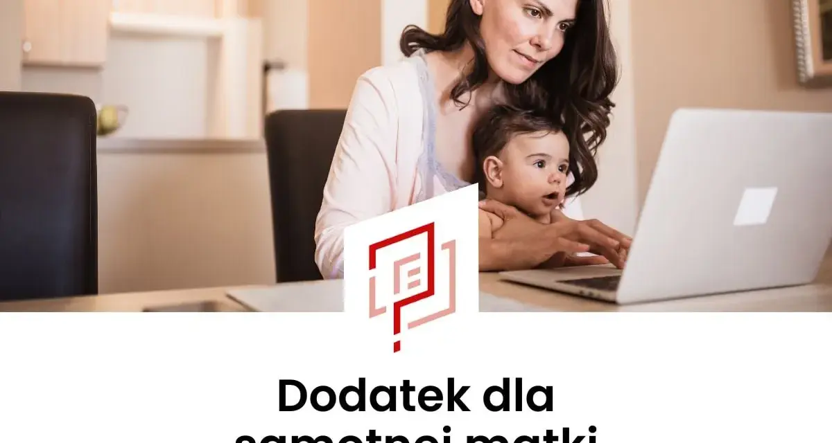 Samotna matka z dzieckiem przy laptopie, szuka informacji o zasiłku dla samotnej matki.