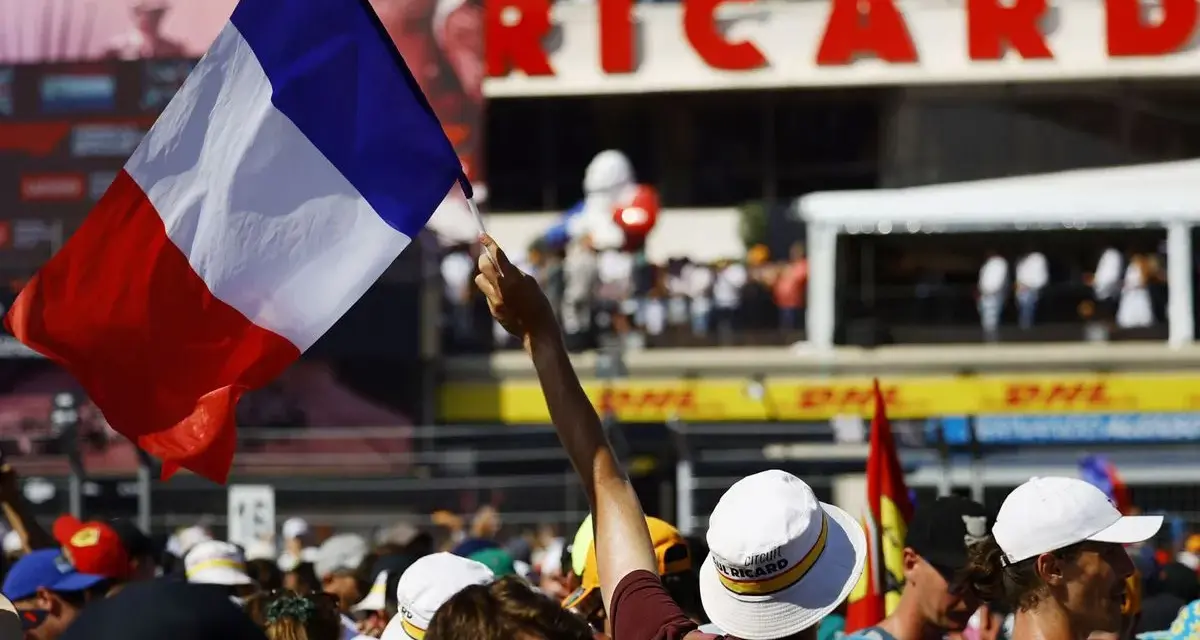 Aficionado ondea la bandera francesa en el GP Francia F1. El público celebra la carrera en el circuito Paul Ricard.