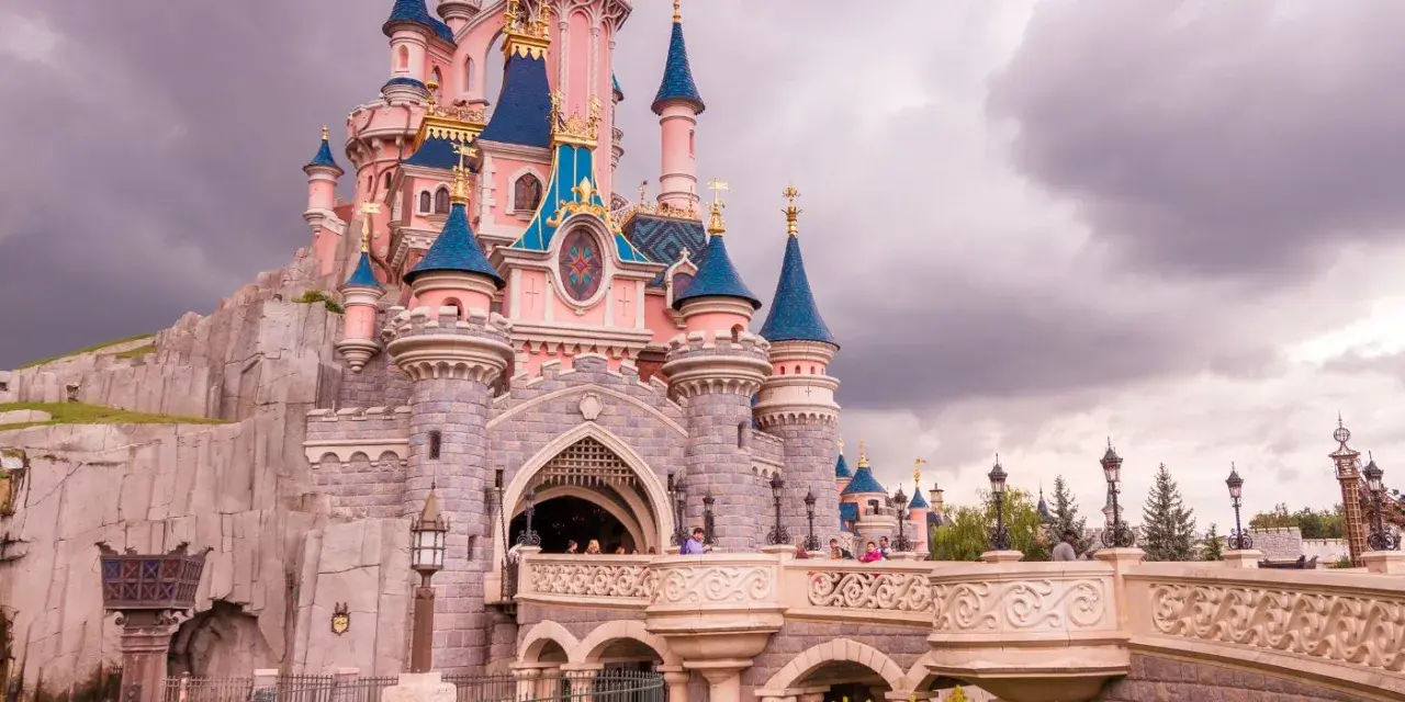 Disneyland Paris: Guida Attrazioni, Consigli per Evitare Code e Magia