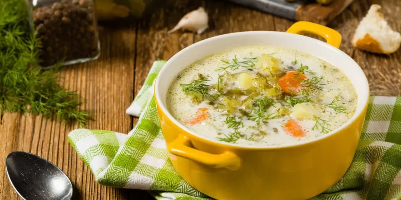 Zupa ogórkowa z koperkiem i pieprzem. Idealne jakie przyprawy do zupy ogórkowej? Koperek, pieprz i czosnek.