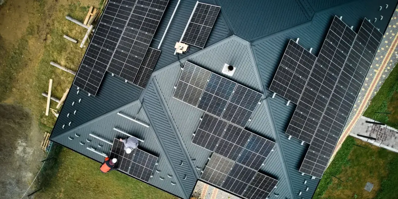 Montaż paneli fotowoltaicznych na dachu domu. To krok w stronę czystego powietrza i niezależności energetycznej.