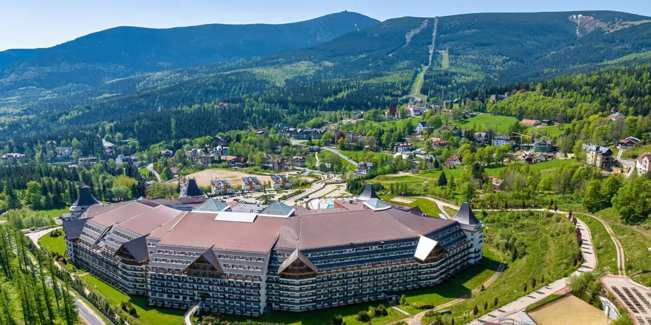 Hotel Gołębiewski w Karpaczu, znany z wielu atrakcji, ma 5 gwiazdek. Otoczony zielenią i górami, oferuje wspaniałe widoki.