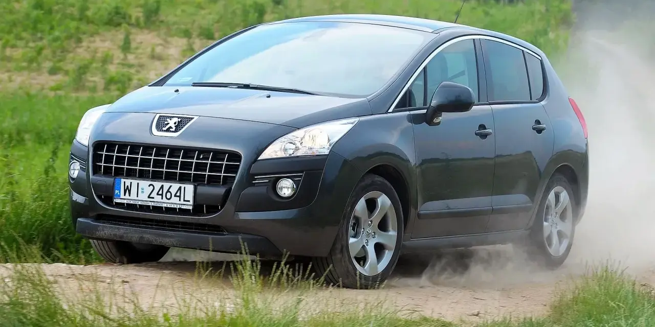 Szary Peugeot 3008 na drodze gruntowej, wzbijający kurz. Wiele osób szuka takich zdjęć, czytając peugeot 3008 opinie forum.