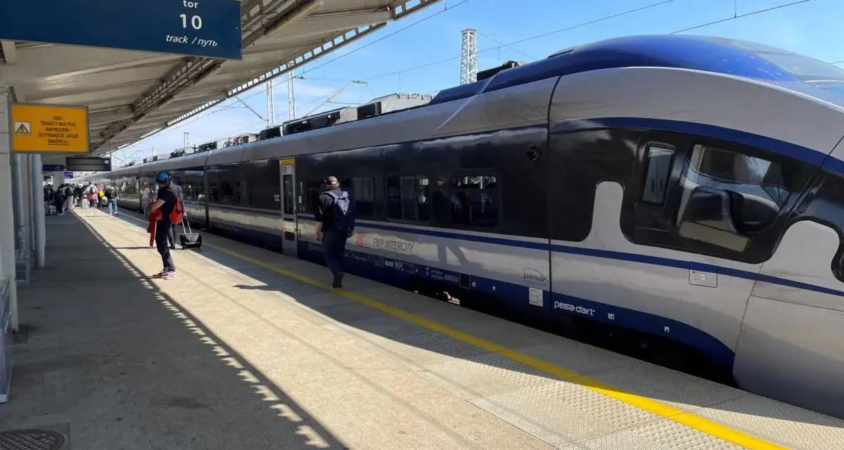 Pasażerowie czekają na peronie 10 na pociąg PKP Intercity w Bydgoszczy. Przyjazdy pociągów są zapowiadane.