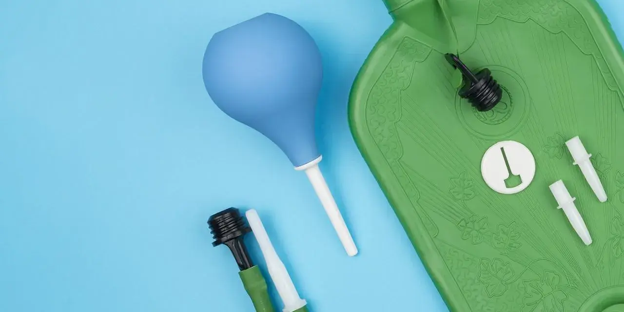 Grüne Spülflasche, blauer Birnensauger und Zubehör für die darmspiegelung vorbereitung auf blauem Hintergrund.