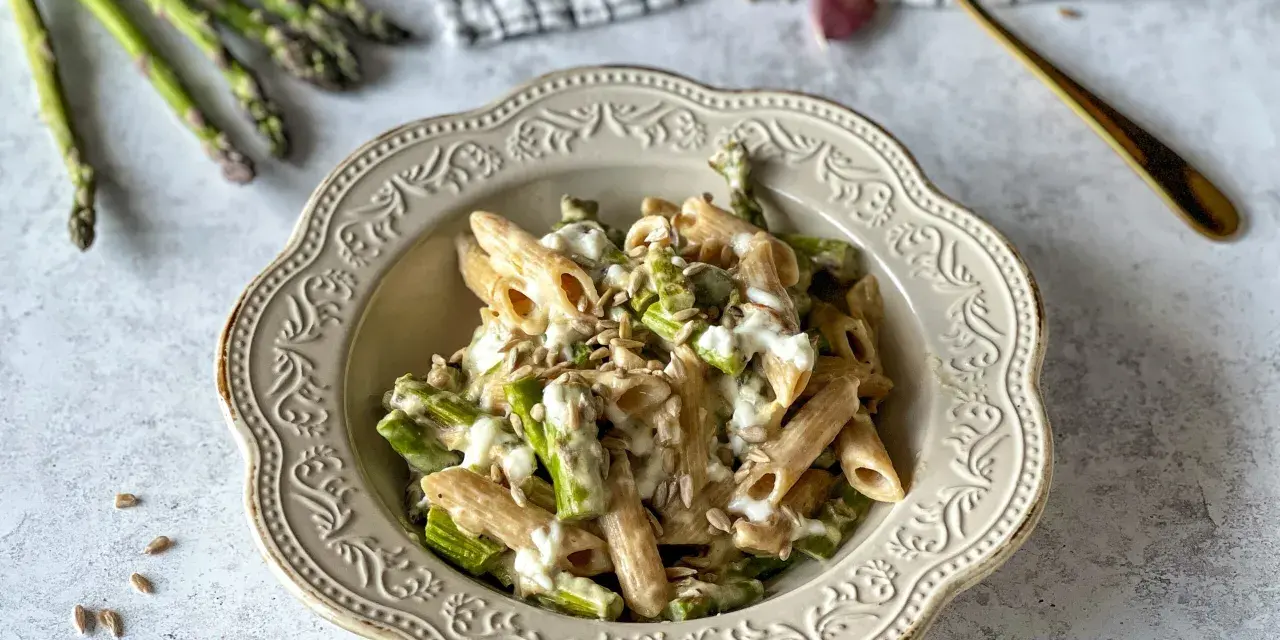 Penne z kremowym sosem, świeżymi szparagami i słonecznikiem. Pyszne danie, które zachwyci każdego miłośnika makaronu ze szparagami.