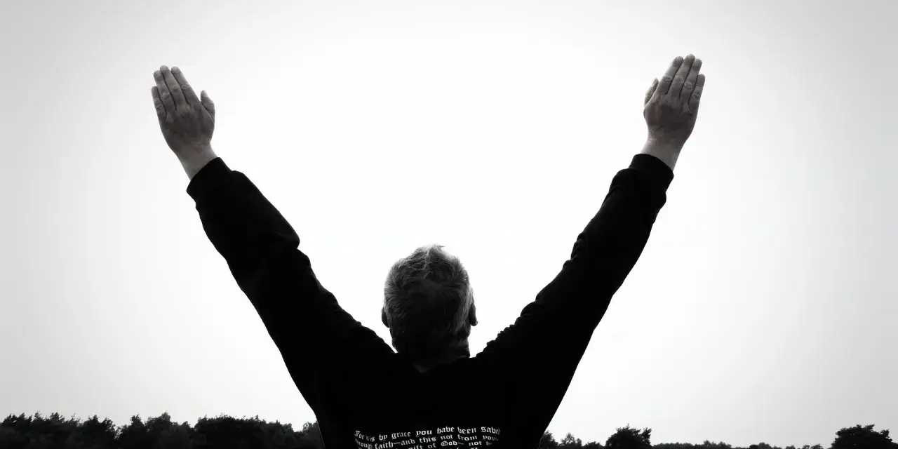 Mann mit erhobenen Armen im Freien, inspiriert von Psalm 92.