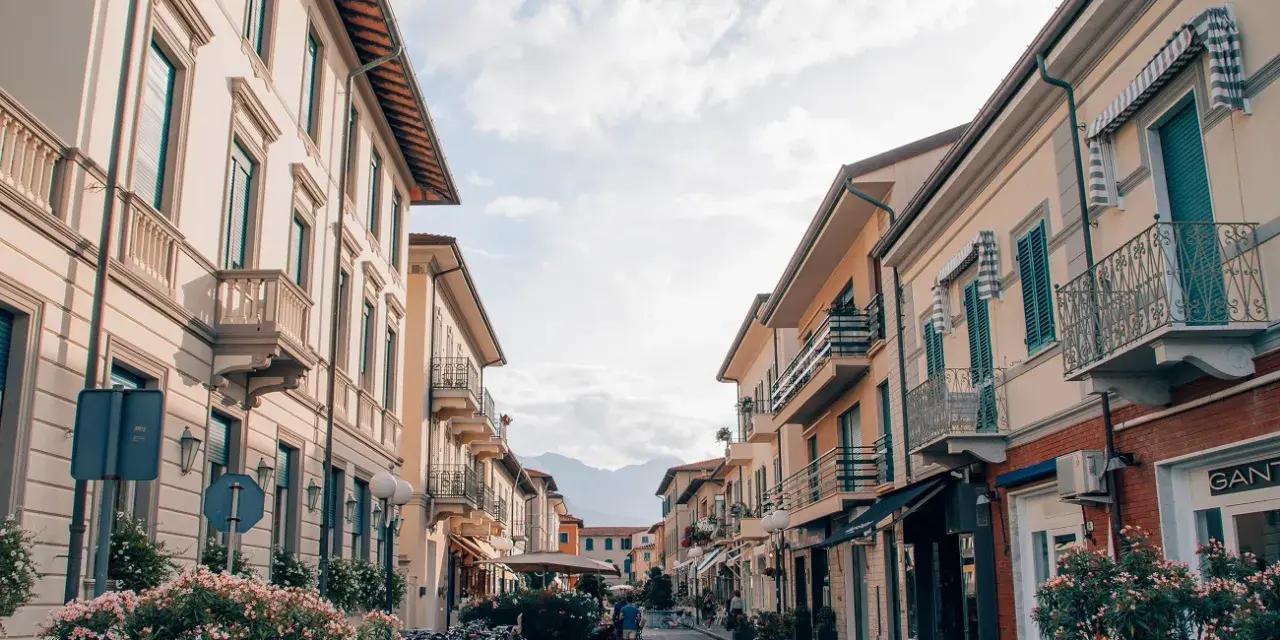 Via dello shopping a Forte dei Marmi, cosa vedere: palazzi eleganti, balconi fioriti e biciclette parcheggiate.