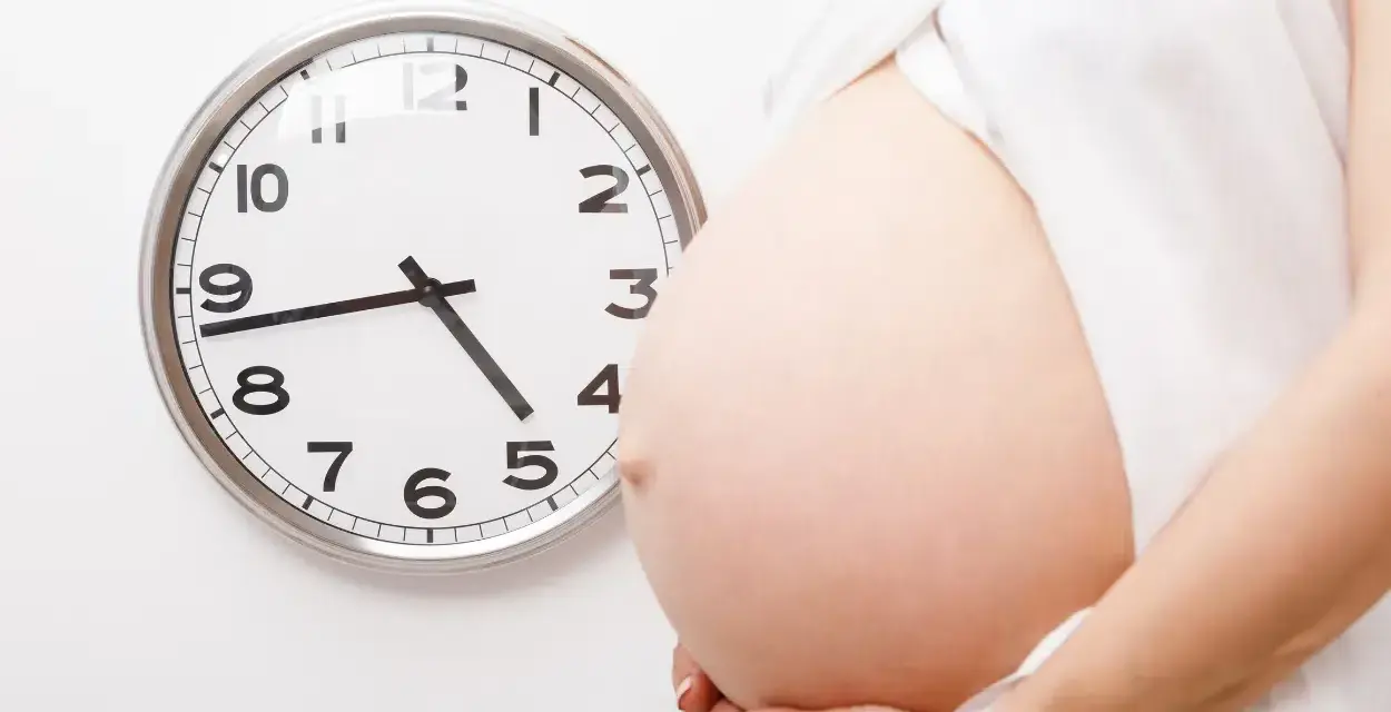 Zbliża się termin porodu. Zegar pokazuje 4:40. Czas na indukcja porodu.