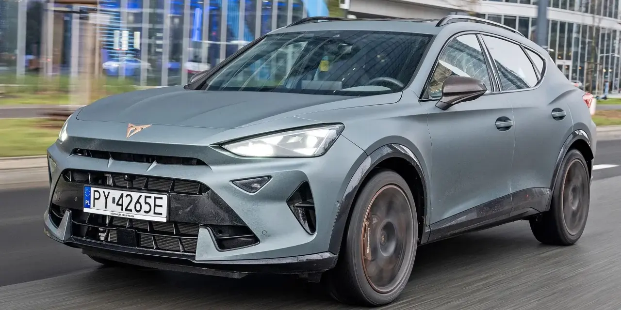 Szary Cupra Formentor na drodze, nowoczesny design, sportowe detale. Sprawdź aktualną cupra cena.