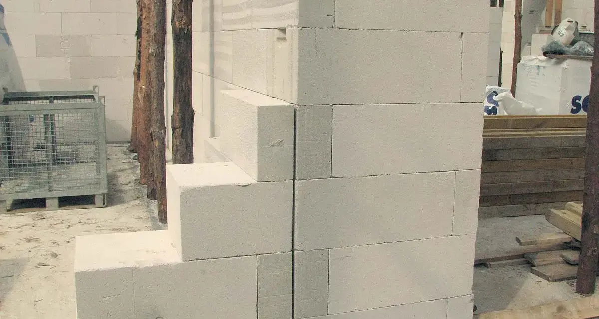 Budowa bloku z betonu komórkowego, widoczne wypełnienie dylatacji między budynkami.