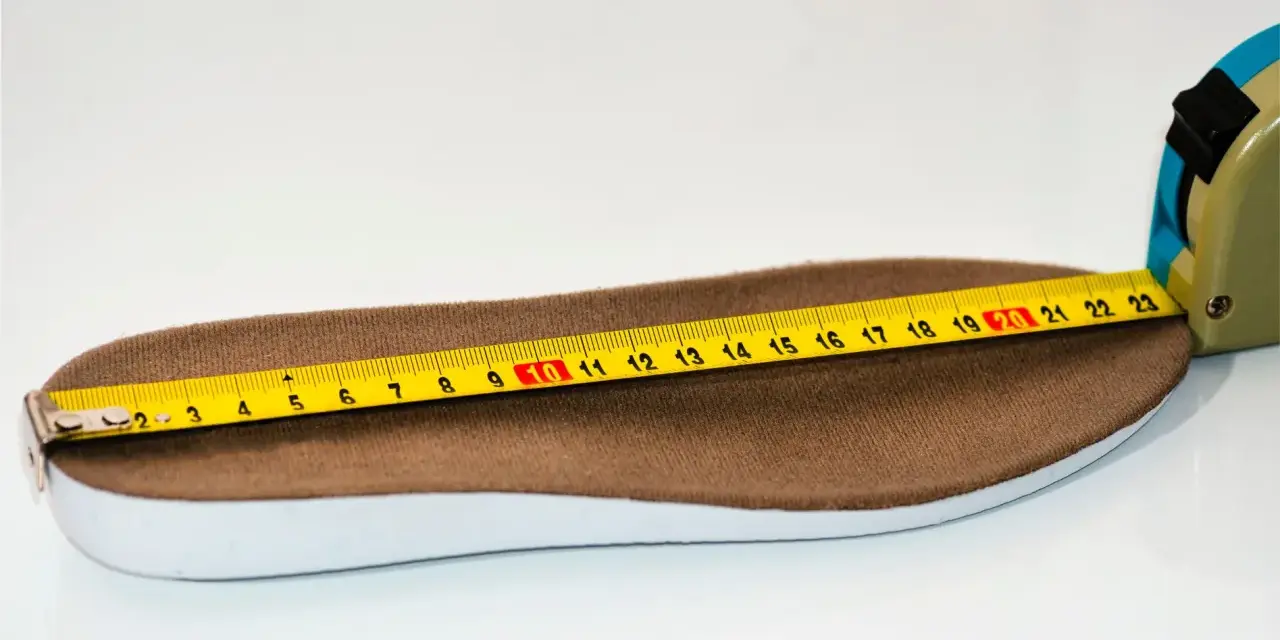 Miarka krawiecka pokazuje 21 cm na wkładce. Jaki to rozmiar buta? To około 33-34.
