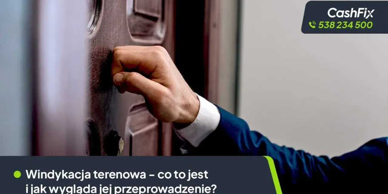 Dłoń puka do drzwi, symbolizując wizytę terenową w ramach windykacji. Logo CashFix i numer telefonu.
