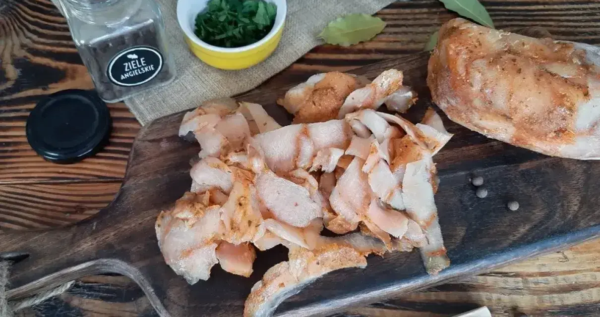Pokrojony kebab z baraniny, przyprawiony i gotowy do podania. Obok miseczka z posiekaną natką, ziele angielskie i liście laurowe.