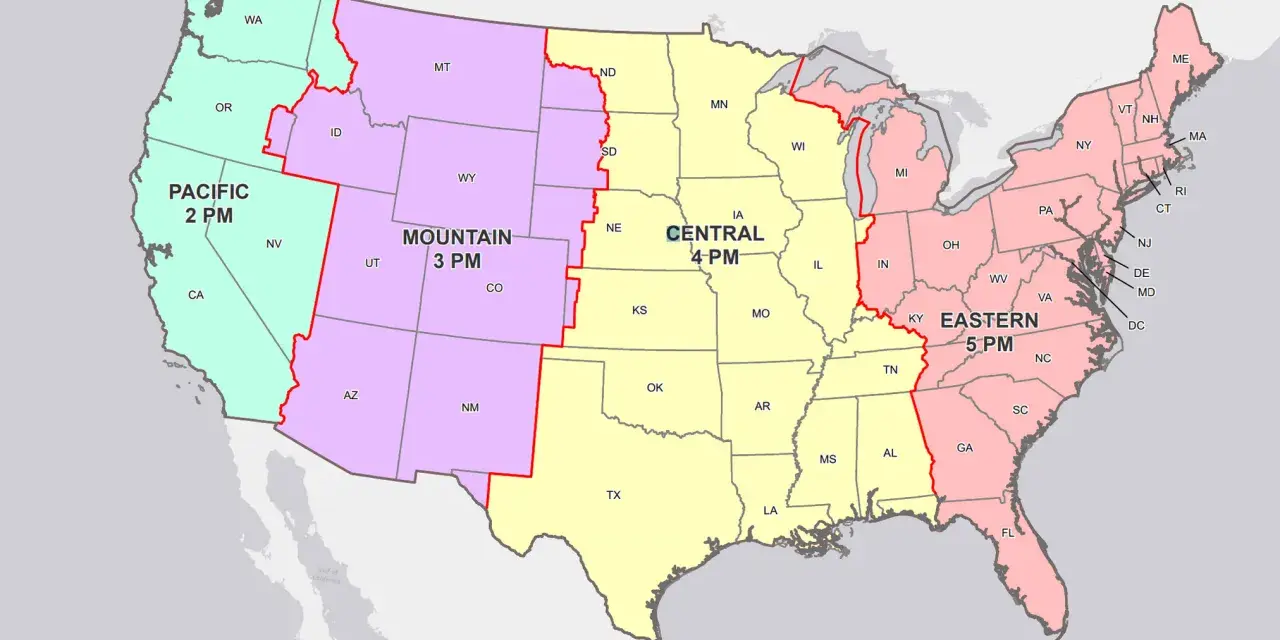 Mapa USA z podziałem na strefy czasowe: Pacyficzną (2 PM), Górską (3 PM), Centralną (4 PM) i Wschodnią (5 PM). Różnica czasu w USA a w Polsce jest znacząca.