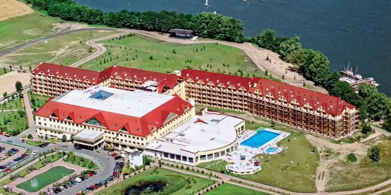 Hotel Gołębiowski w Mikołajkach z basenem i widokiem na jezioro. Sprawdź aktualny mikolajki golebiewski cennik.