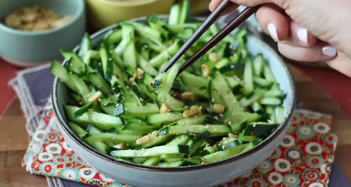 Ensalada de pepino crujiente con sésamo y cacahuetes, perfecta para tus recetas con pepino.