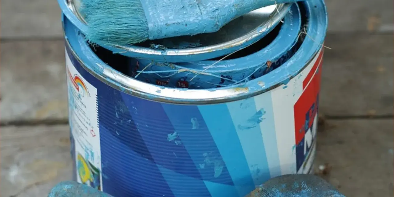 Puszka z niebieską farbą olejną i pędzel. Zastanawiasz się, czym zmyć farbę olejną?