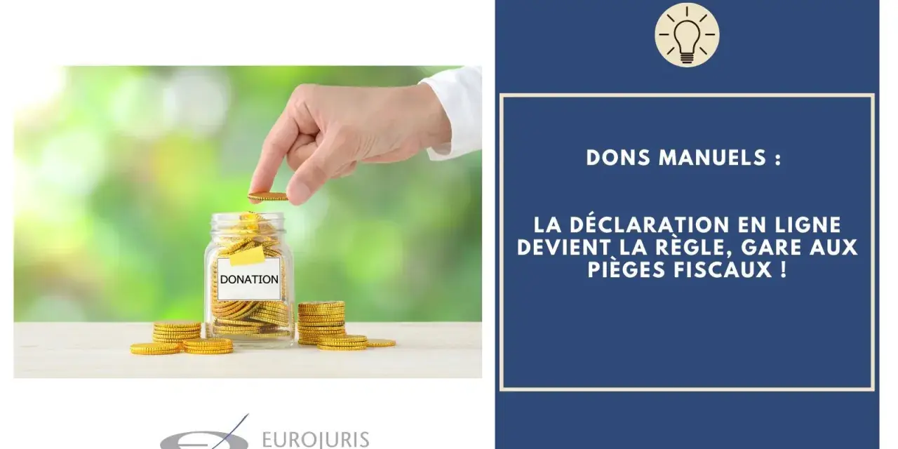 Main d'une personne déposant une pièce dans une tirelire "Donation". Le texte indique "Dons manuels : la déclaration en ligne devient la règle, gare aux pièges fiscaux !".