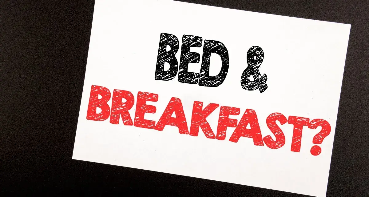 Biała kartka z napisem "BED & BREAKFAST?" w czarnych i czerwonych literach. Czy to tylko nocleg ze śniadaniem, czy może coś więcej, jak half board plus?