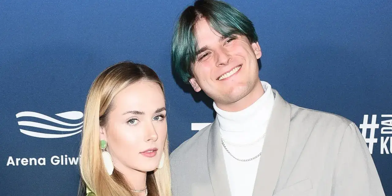 Tribbs, kto to? Młody influencer z zielonymi włosami i jego dziewczyna na ściance.