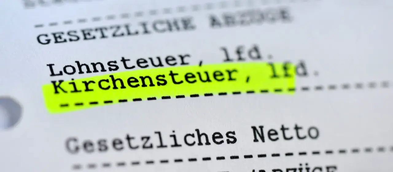 Textauszug mit hervorgehobener Kirchensteuer. Der Austritt aus der Kirche hat steuerliche Folgen, die hier aufgeführt sind.