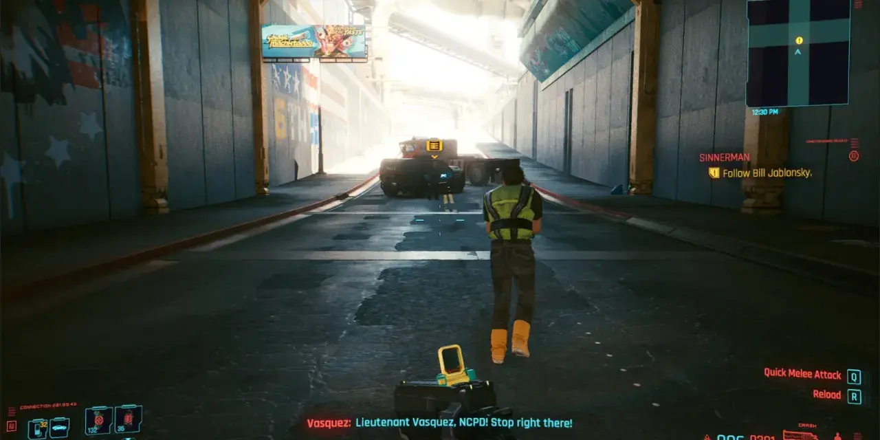 En este mundo cyberpunk, necesito respirar. Un oficial de policía detiene a alguien en un túnel.
